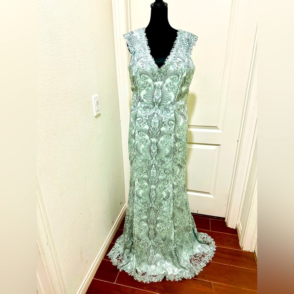 New Tadashi Shoji ladies Mint and silver evening dress